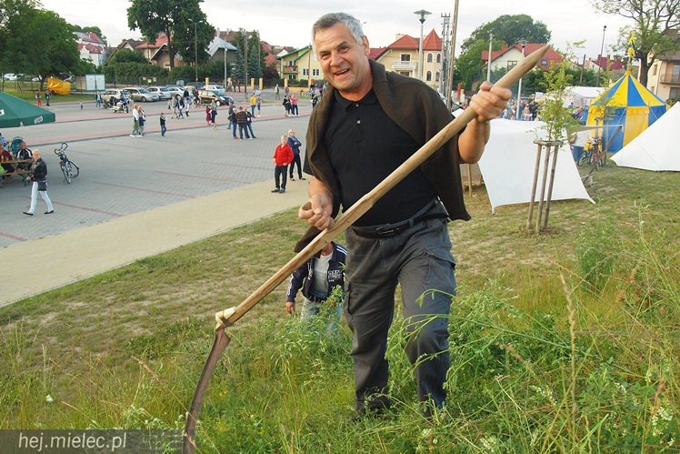 Znów mielczanki wrzucały do Wisłoki wianki. SCK przywróciło dawne zwyczaje