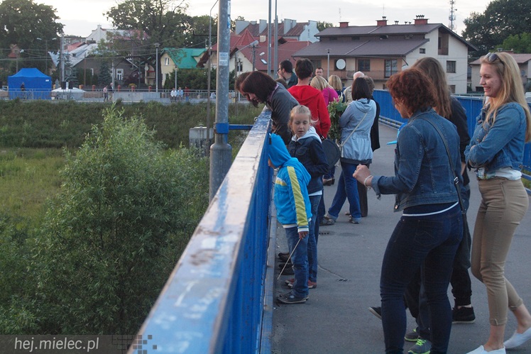 Znów mielczanki wrzucały do Wisłoki wianki. SCK przywróciło dawne zwyczaje