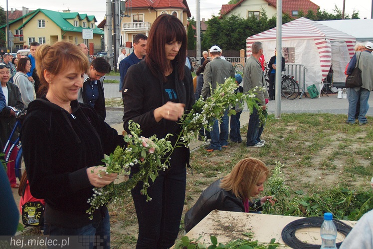 Znów mielczanki wrzucały do Wisłoki wianki. SCK przywróciło dawne zwyczaje