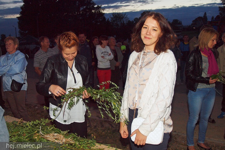 Znów mielczanki wrzucały do Wisłoki wianki. SCK przywróciło dawne zwyczaje