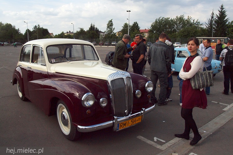 Drive It Day obchodzony był także w Mielcu. Na drodze zabytki, w środku często młodzież