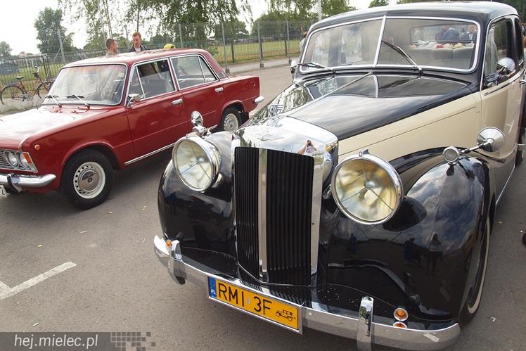 Drive It Day obchodzony był także w Mielcu. Na drodze zabytki, w środku często młodzież