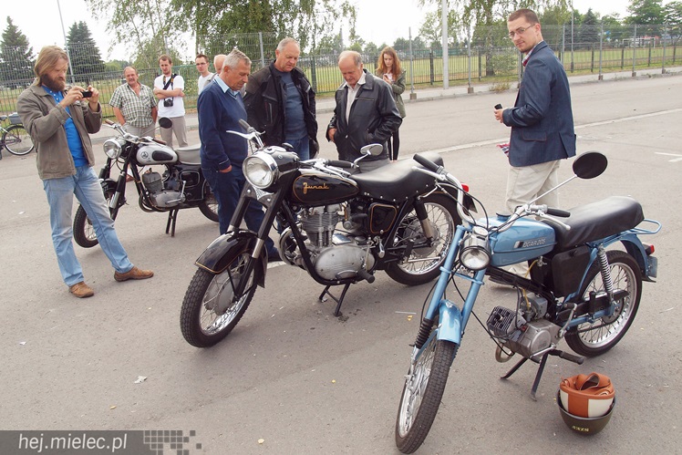 Drive It Day obchodzony był także w Mielcu. Na drodze zabytki, w środku często młodzież