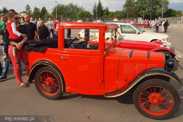 Drive It Day obchodzony był także w Mielcu. Na drodze zabytki, w środku często młodzież