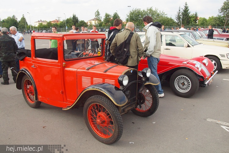 Drive It Day obchodzony był także w Mielcu. Na drodze zabytki, w środku często młodzież
