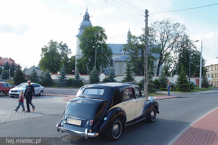 Drive It Day obchodzony był także w Mielcu. Na drodze zabytki, w środku często młodzież