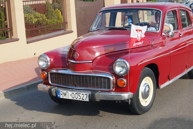 Drive It Day obchodzony był także w Mielcu. Na drodze zabytki, w środku często młodzież