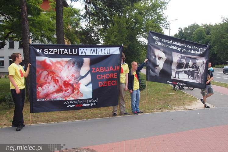 Kilkanaście osób pikietowało przeciw aborcjom, których w Mielcu nie było