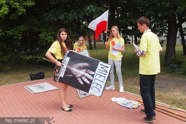 Kilkanaście osób pikietowało przeciw aborcjom, których w Mielcu nie było