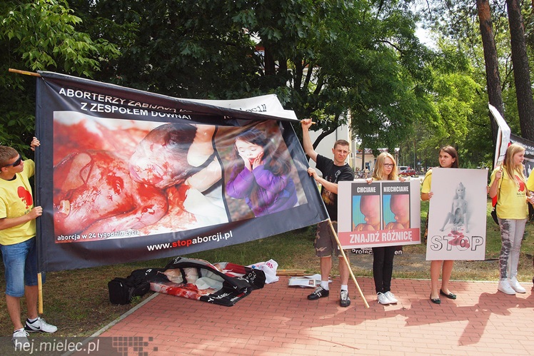 Kilkanaście osób pikietowało przeciw aborcjom, których w Mielcu nie było