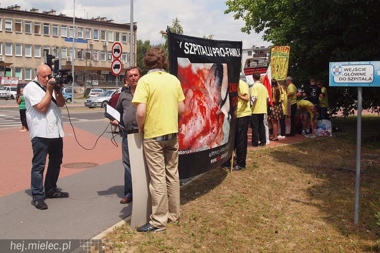 Kilkanaście osób pikietowało przeciw aborcjom, których w Mielcu nie było