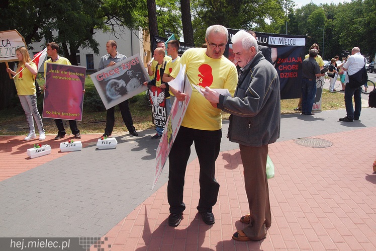 Kilkanaście osób pikietowało przeciw aborcjom, których w Mielcu nie było