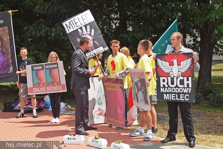 Kilkanaście osób pikietowało przeciw aborcjom, których w Mielcu nie było
