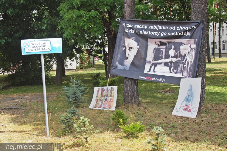 Kilkanaście osób pikietowało przeciw aborcjom, których w Mielcu nie było