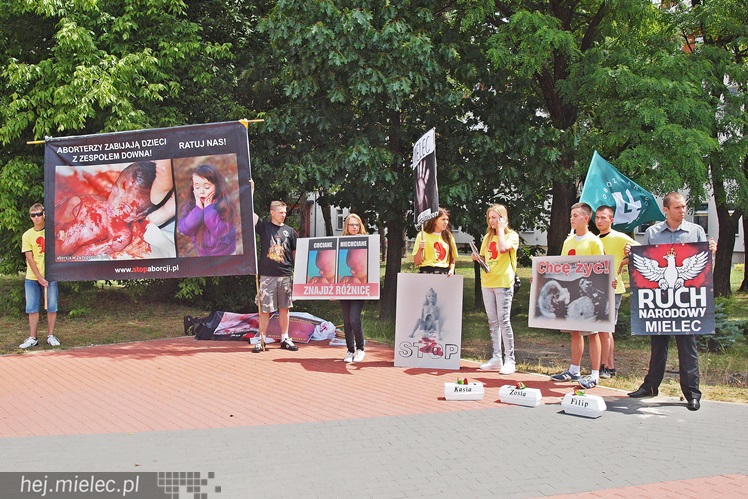 Kilkanaście osób pikietowało przeciw aborcjom, których w Mielcu nie było