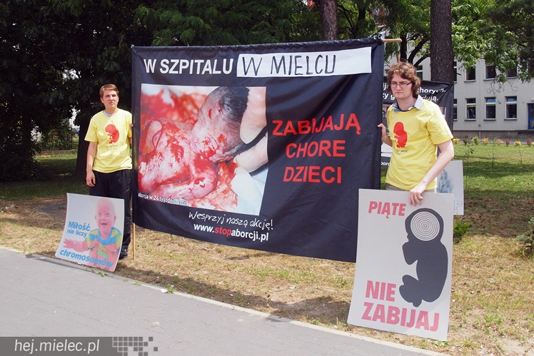 Kilkanaście osób pikietowało przeciw aborcjom, których w Mielcu nie było