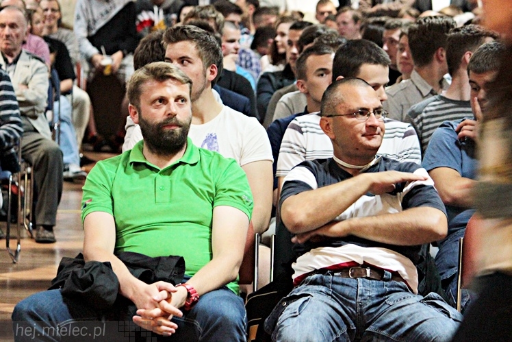 Janusz Korwin-Mikke ponownie w Mielcu. Na spotkanie przyszło kilkuset młodych mielczan