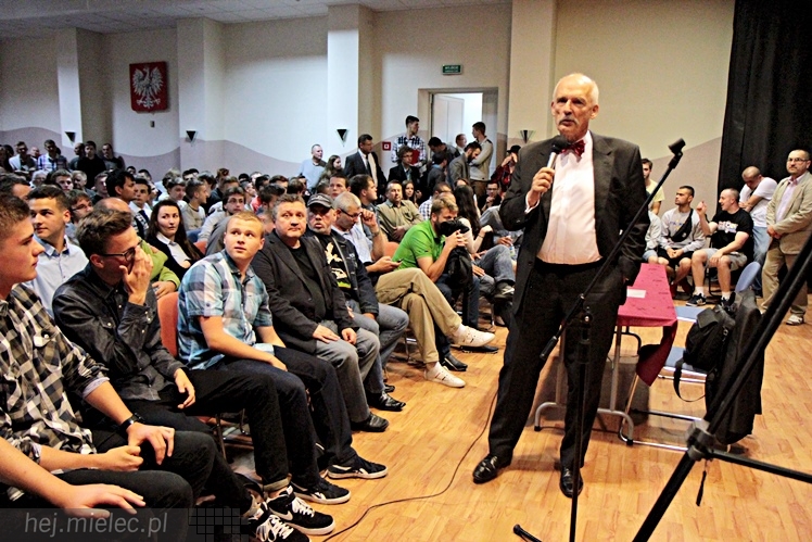 Janusz Korwin-Mikke ponownie w Mielcu. Na spotkanie przyszło kilkuset młodych mielczan