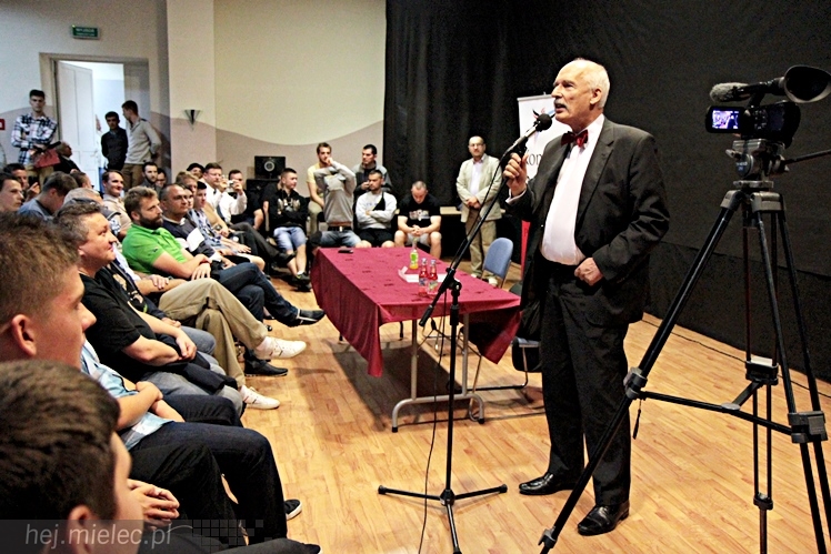 Janusz Korwin-Mikke ponownie w Mielcu. Na spotkanie przyszło kilkuset młodych mielczan