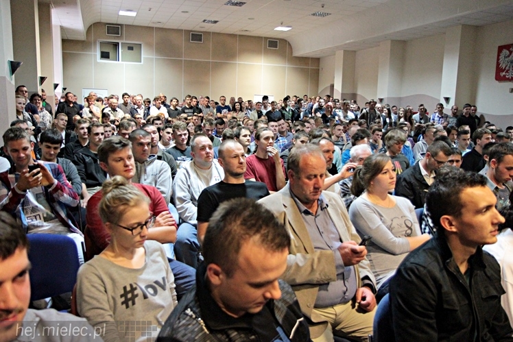 Janusz Korwin-Mikke ponownie w Mielcu. Na spotkanie przyszło kilkuset młodych mielczan
