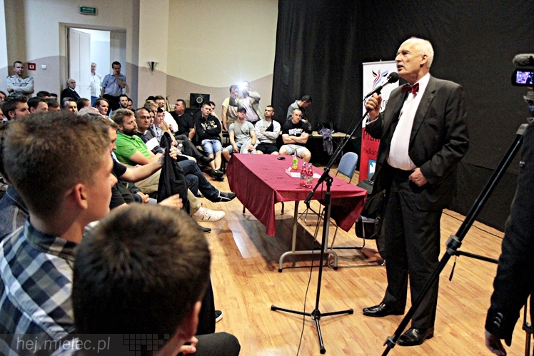 Janusz Korwin-Mikke ponownie w Mielcu. Na spotkanie przyszło kilkuset młodych mielczan