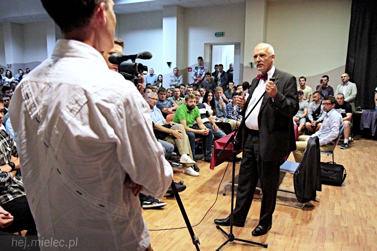 Janusz Korwin-Mikke ponownie w Mielcu. Na spotkanie przyszło kilkuset młodych mielczan