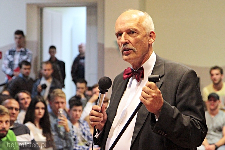 Janusz Korwin-Mikke ponownie w Mielcu. Na spotkanie przyszło kilkuset młodych mielczan