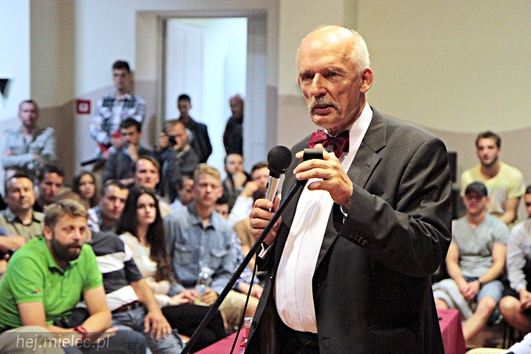 Janusz Korwin-Mikke ponownie w Mielcu. Na spotkanie przyszło kilkuset młodych mielczan
