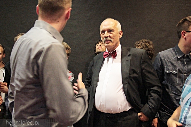 Janusz Korwin-Mikke ponownie w Mielcu. Na spotkanie przyszło kilkuset młodych mielczan