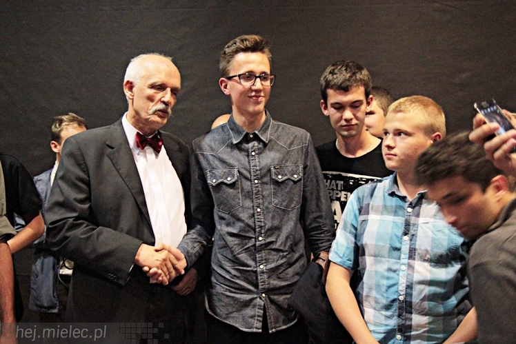 Janusz Korwin-Mikke ponownie w Mielcu. Na spotkanie przyszło kilkuset młodych mielczan