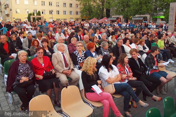 Chenko długo niosło się po Placu AK. Red Box sentymentalnym koncertem rozpoczął koncertowe lato