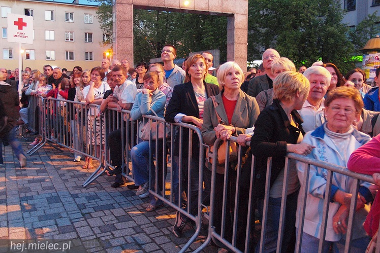 Chenko długo niosło się po Placu AK. Red Box sentymentalnym koncertem rozpoczął koncertowe lato