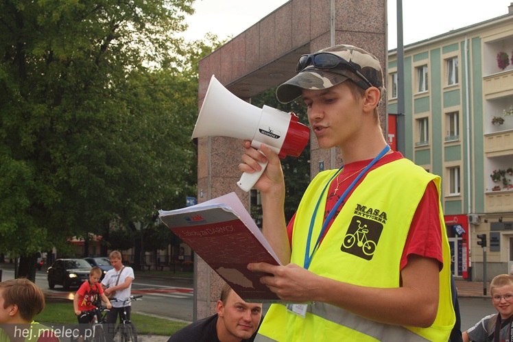Około stu rowerzystów przejechało ulicami Mielca: rekreacja, integracja, manifest
