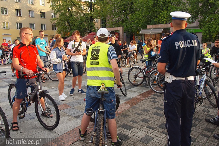 Około stu rowerzystów przejechało ulicami Mielca: rekreacja, integracja, manifest