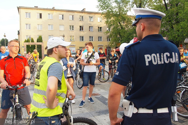 Około stu rowerzystów przejechało ulicami Mielca: rekreacja, integracja, manifest