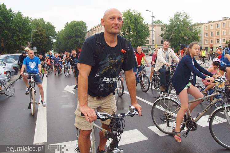 Około stu rowerzystów przejechało ulicami Mielca: rekreacja, integracja, manifest