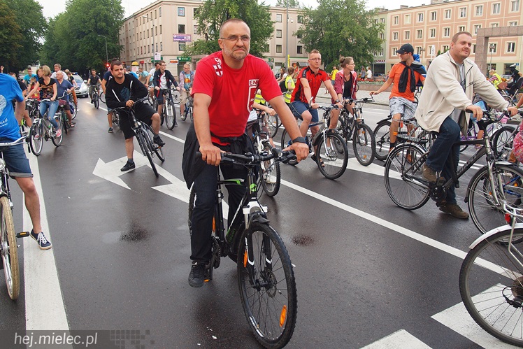 Około stu rowerzystów przejechało ulicami Mielca: rekreacja, integracja, manifest