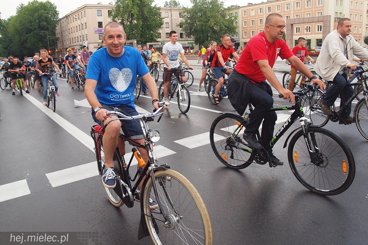Około stu rowerzystów przejechało ulicami Mielca: rekreacja, integracja, manifest