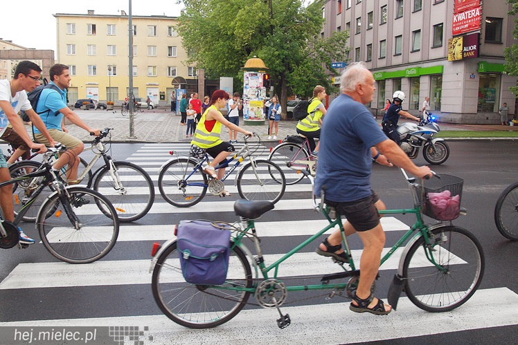 Około stu rowerzystów przejechało ulicami Mielca: rekreacja, integracja, manifest
