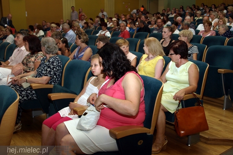 Rzeszowiacy oraz ich szwajcarscy goście zatańczyli i zaśpiewali dla mieleckiej publiczności