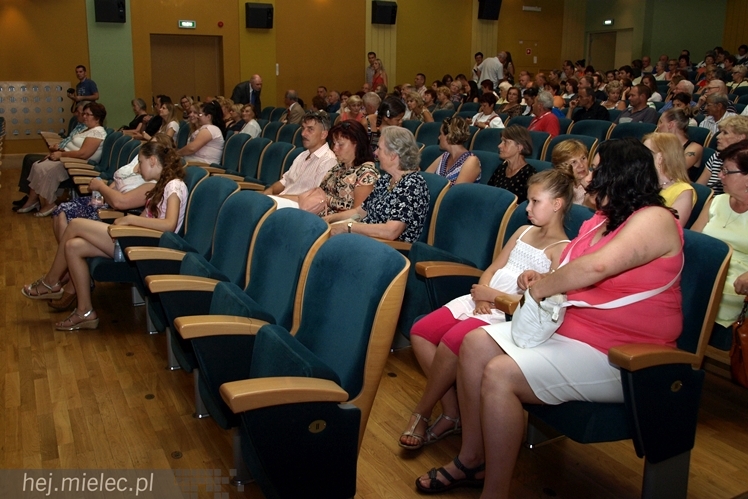 Rzeszowiacy oraz ich szwajcarscy goście zatańczyli i zaśpiewali dla mieleckiej publiczności