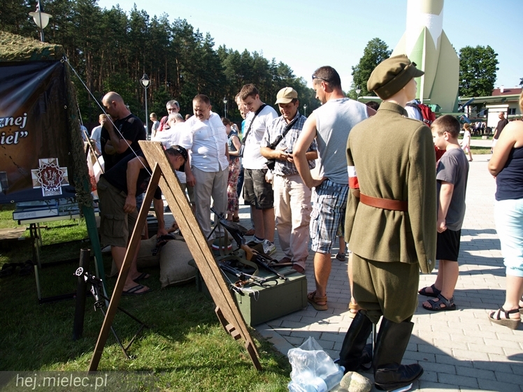 V Zlot Historyczno-Militarny w Bliźnie: odbicie poligonu, pokazy i turnieje