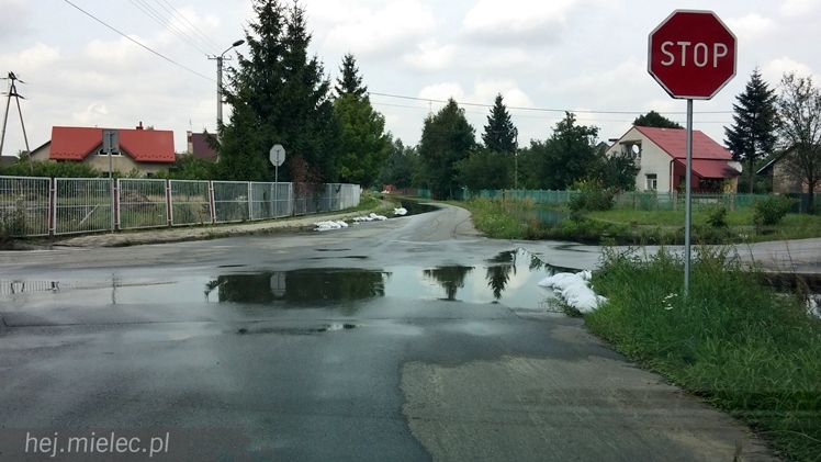 Trześń 24 godziny po nawałnicy: woda opada, ale powoli