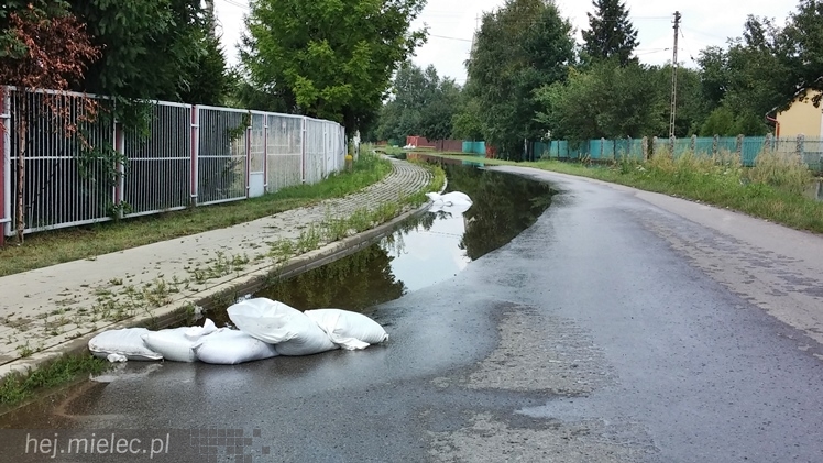 Trześń 24 godziny po nawałnicy: woda opada, ale powoli