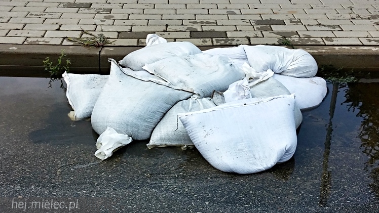 Trześń 24 godziny po nawałnicy: woda opada, ale powoli