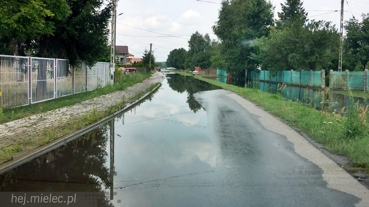 Trześń 24 godziny po nawałnicy: woda opada, ale powoli