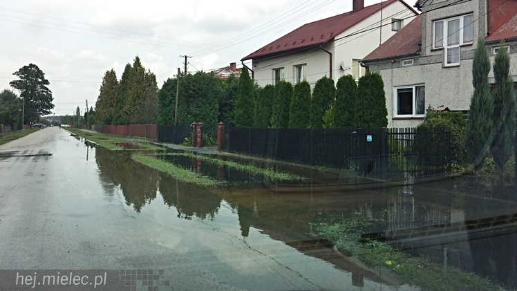 Trześń 24 godziny po nawałnicy: woda opada, ale powoli