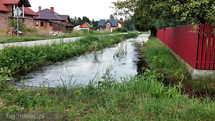 Trześń 24 godziny po nawałnicy: woda opada, ale powoli