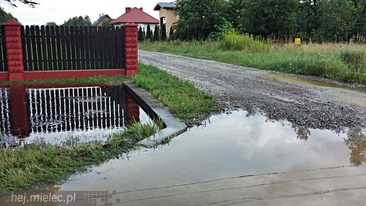 Trześń 24 godziny po nawałnicy: woda opada, ale powoli