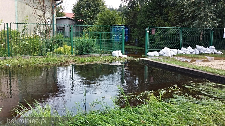 Trześń 24 godziny po nawałnicy: woda opada, ale powoli